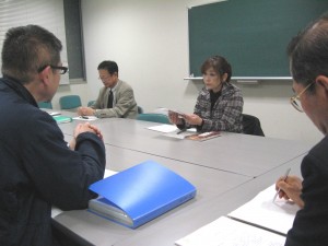 企画案について話し合う今井篤子さん（中央）と教員ら
