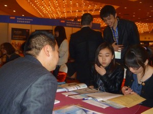熱心に質問する現地の学生ら