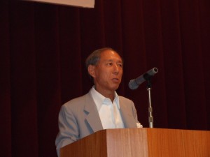 講演で学生らを激励する日比谷平四郎監査役