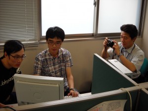 西尾述志記者（右）の取材に応じる高木祥太（中）さんと張昆さん（左）